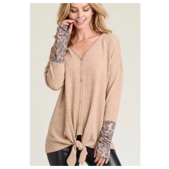 "The Jen" Beige Leopard Print Thumb Hole Top - Picture 4 of 5